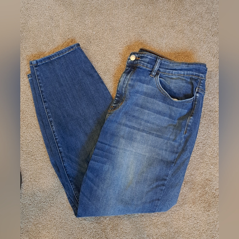 Judy Blue Size 16 Relaxed Fit Cropped Jean